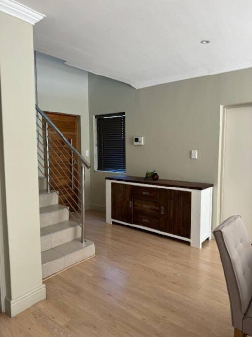 Luxury Townhouse In Stellenbosch Central Luaran gambar