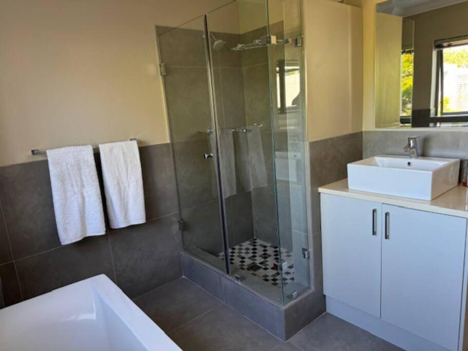 Luxury Townhouse In Stellenbosch Central Luaran gambar